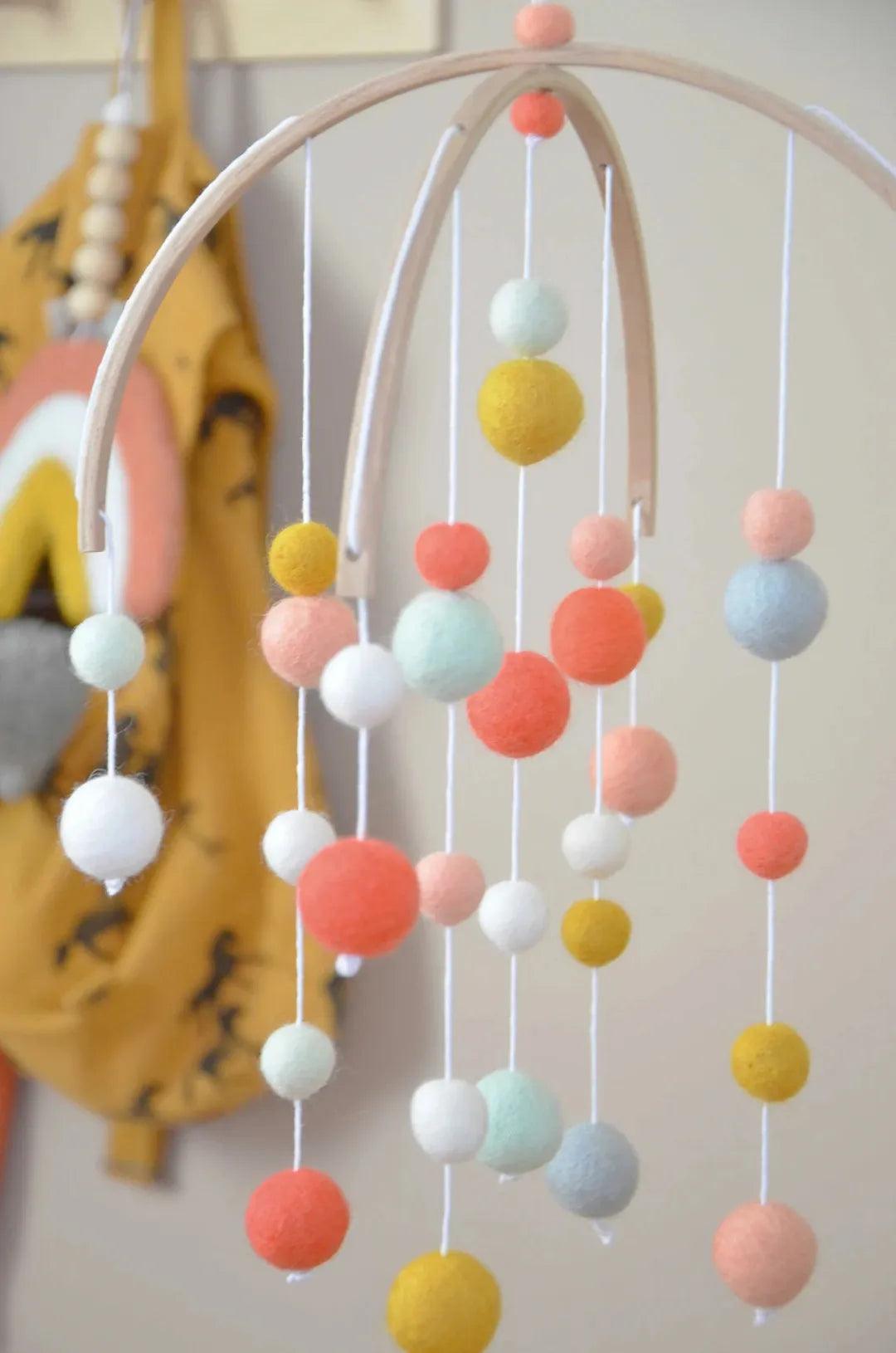 Mobile fait-main Corail &amp; jaune moutarde